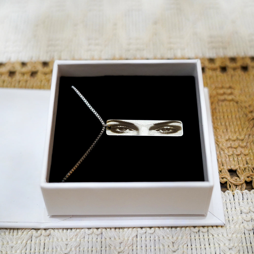 Collar con la foto de sus ojos grabada