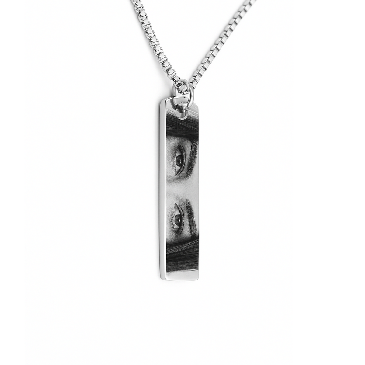 Collar con la foto de sus ojos grabada