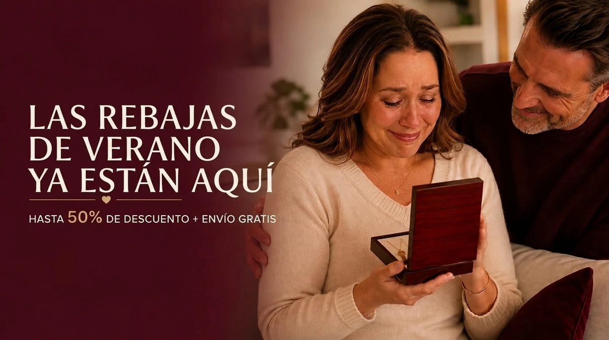 Mujer emocionada al abrir su collar de regalo