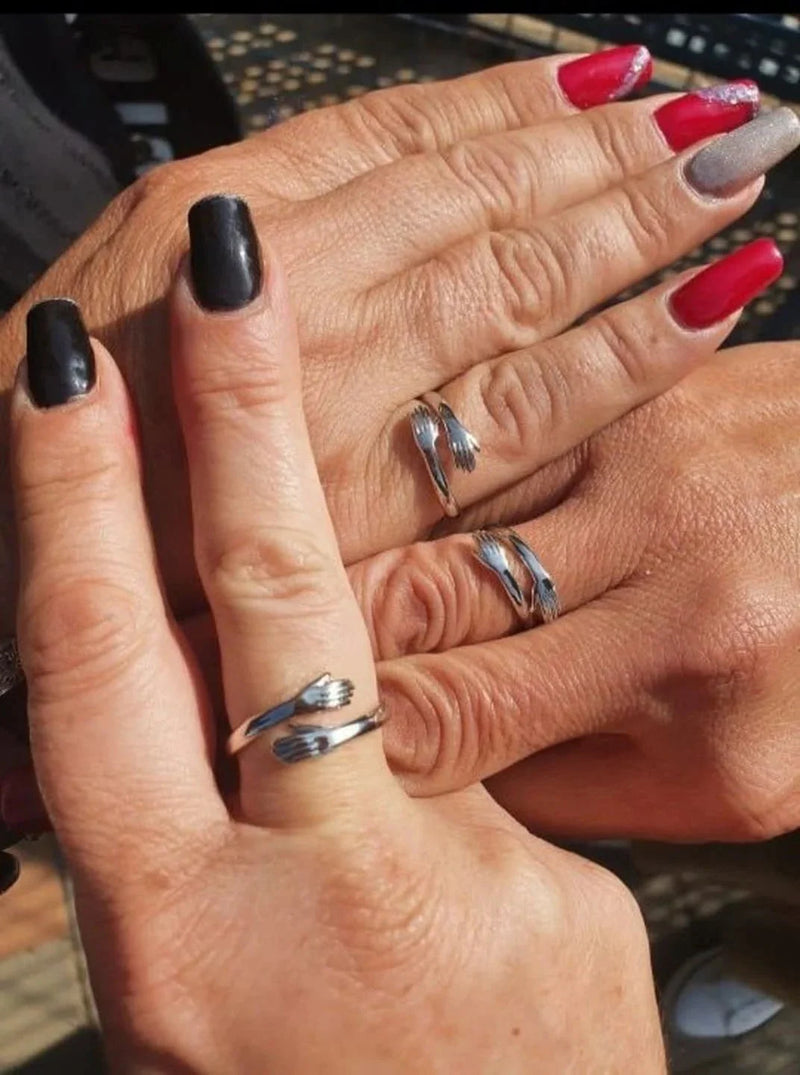 Dos clientas con sus anillos de abrazo