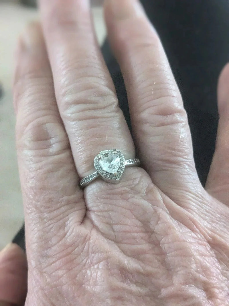 Clienta con su anillo de corazón