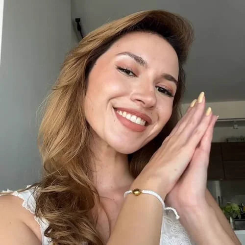 Clienta sonriendo con su pulsera